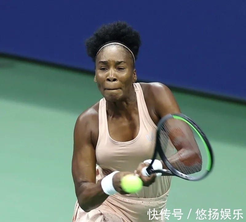 呈现出鲜明 呈现出鲜明